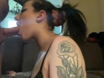 татуированная девушка-гот сосет и скачет на члене, а потом трахается сзади