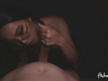 Роговой японский студент обнюхивает в мою комнату для грубого хуя