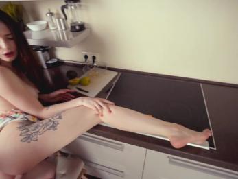 Сосед не выдержал и накормил меня спермой