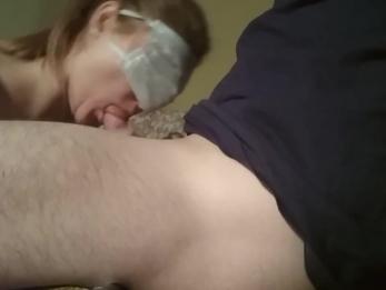 Сводная сестра поймала меня снова за дрочкой и помогала расслабиться горячей мастурбацией, а затем мягким минетом. EP # 2