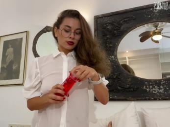 Сексуальная жена с большой жопой делает минет, а затем трахается с мужем