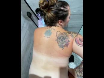 Нашел счастливого фаната, который трахнул меня в душе