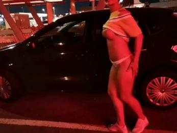 Sculacciata nel parcheggio al centro commerciale con pompino finalale nel parcheggio