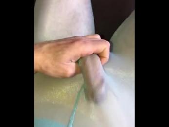 Мастурбирует в колготках