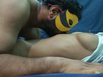 18-летняя индийская юная школьница соблазняет и очень жестко трахает учителя дези-хинди в ясных разговорах на хинди