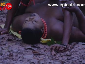 Королевская наложница наслаждается всем большим черным членом в деревне