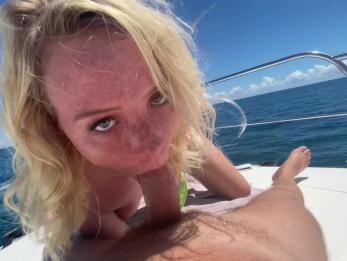 Юная тинка Дикси Линн дает глубокую глотку и отличный трах на лодке оригинальному охотнику за милфами