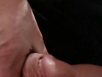 Ношение сексуальных вещей, одетых в крест