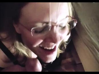 Немецкая девушка получает камшот на лицо в любительском видео