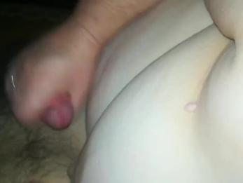 Моя старая соседка любит мое молодое молоко на ее сиськах