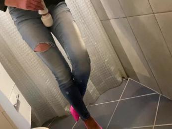 В отчаянии пописал в мои джинсы, а затем он пописал на меня и в конце дал ему минет со спермой на меня