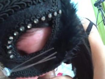 девушка сосет член папы толстому мужику, получая порцию спермы в ее рот