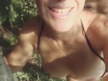 Un inconnu me d&eacute;fonce dans la for&ecirc;t, je joue la salope, j'avale tout.