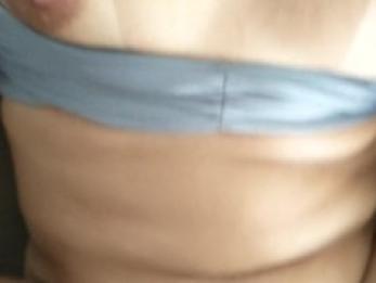 Novinha rabuda n&atilde;o aguentou de tes&atilde;o e deu a bucetinha na sala enquanto todos dormiam