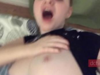 Рыжая принимает на себя горячую порцию спермы бойфренда, пока она кончает